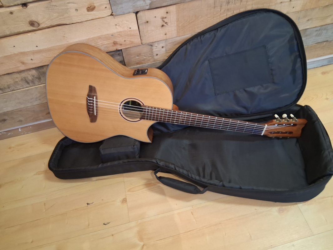 Ortega Coral-NY, Fichte massiv/ Dao, Tonabnehmer, Cutaway, 46mm Sattelbreite, 2nd Hand